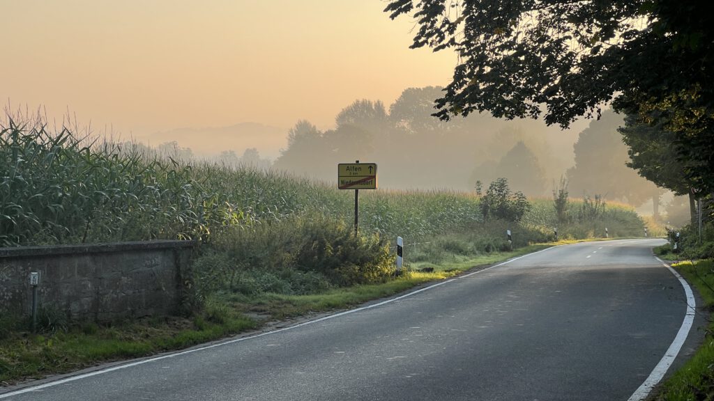 Die Straße am Ortsausgang aus Niederntudorf Richtung Alfen, Borchen und der Autobahn im Nebel liegend.